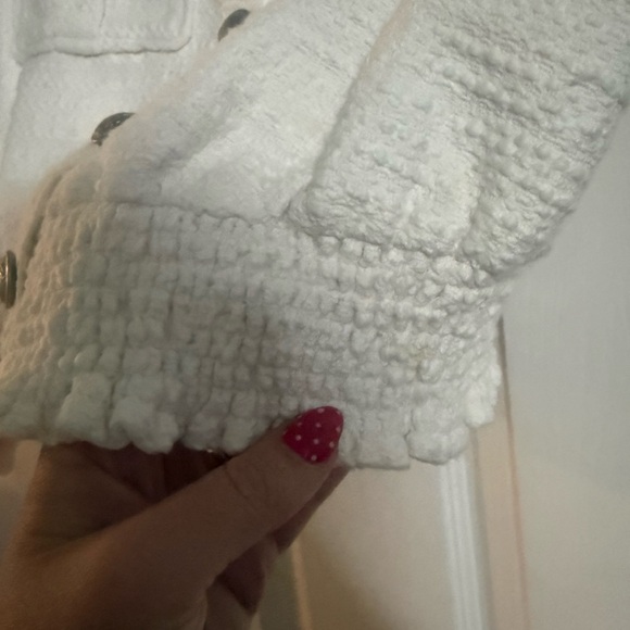 Express Cream Textured Button-Front Crop Top - Picture 4 of 7